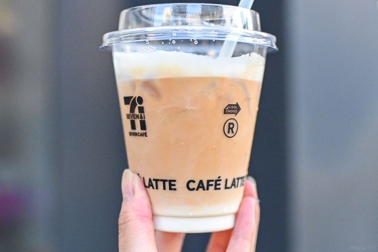 ドリンクを持っているところ