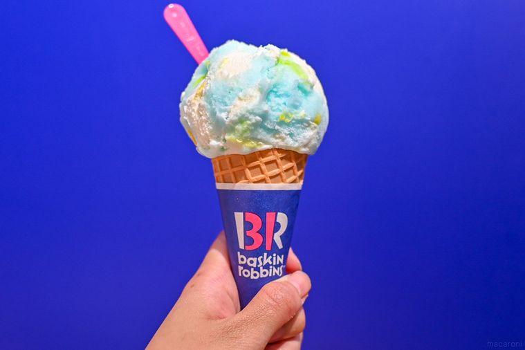 アイスを持っているところ