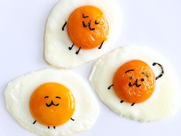 海苔でえもじの子風にデコレーションした目玉焼き