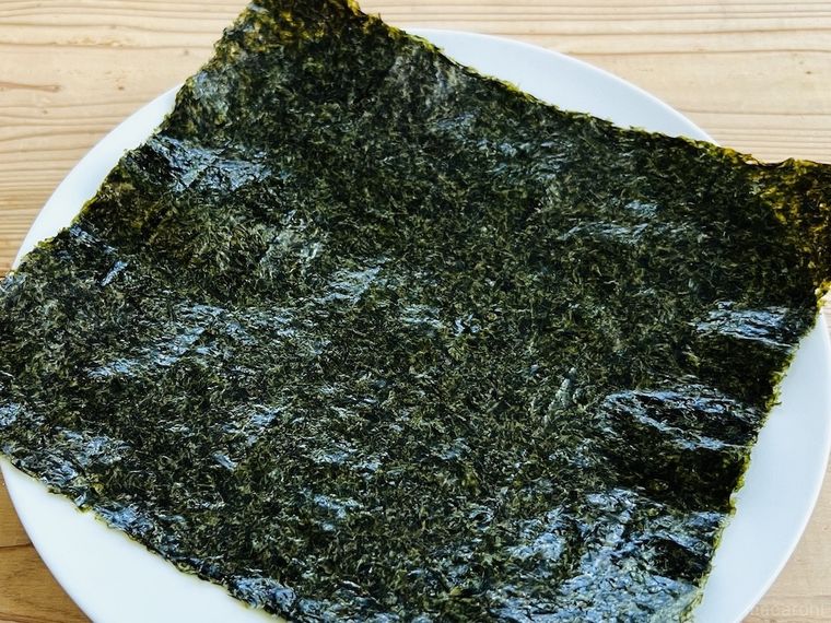 皿の上に置かれた海苔