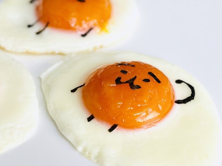 海苔でえもじの子風にデコレーションした目玉焼き