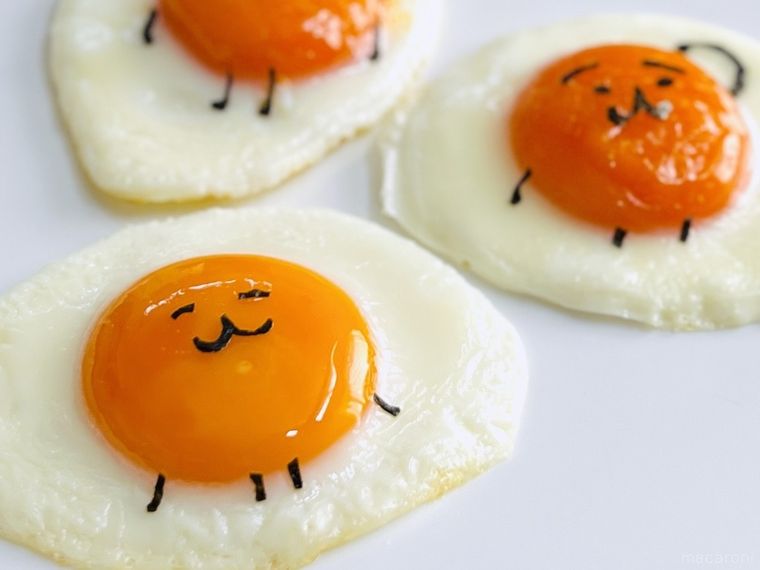 海苔でえもじの子風にデコレーションした目玉焼き