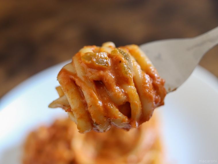 フォークに巻いたリコッタロゼパスタのパスタを持ち上げている様子