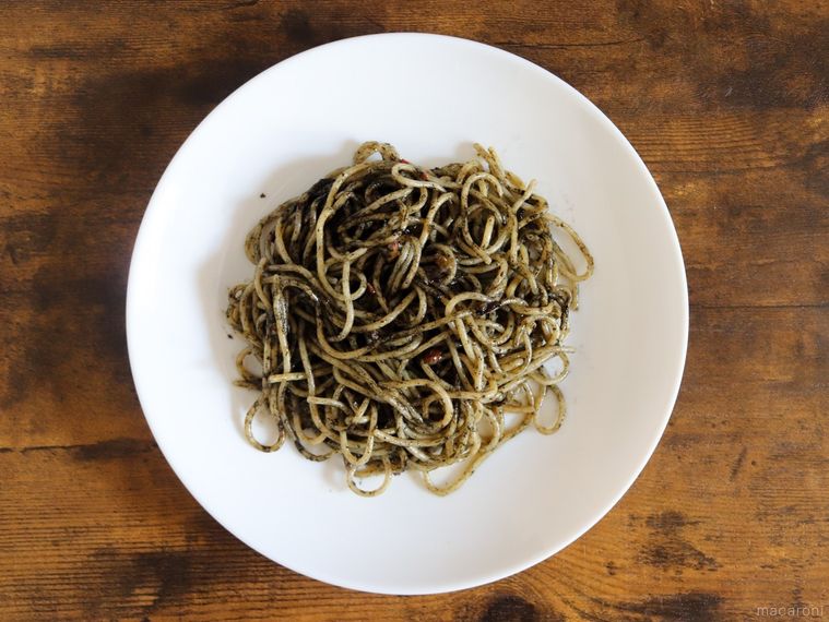 白い丸皿に盛り付けたイカスミオイルパスタ