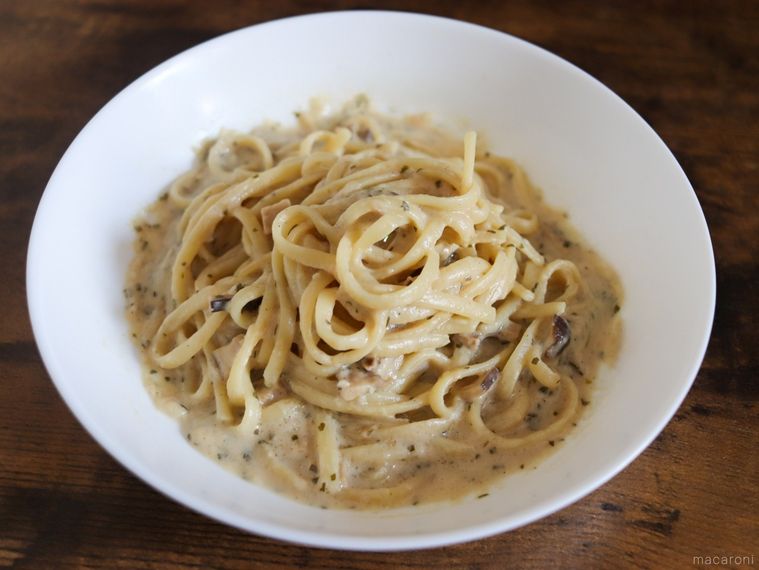 白い丸皿に盛り付けたきのこクリームパスタ