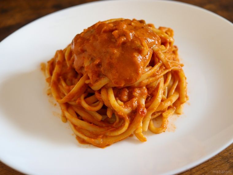 楕円形の白いお皿に、調理したリコッタロゼパスタを盛り付けた様子