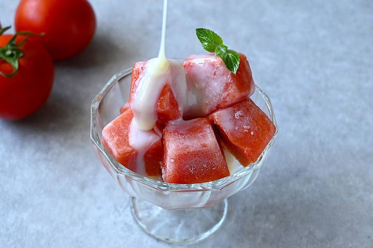 トマト氷に練乳をかける様子