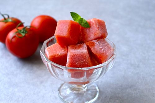 冷凍して使えるトマト氷の作り方。余ったトマトがうまみの塊に