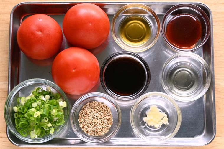 トマトと小口ねぎ、コチュジャンなどのトマトのコチュジャン漬けの材料が並んでいる