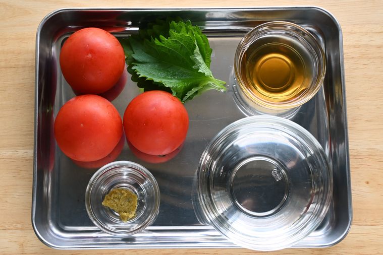 トマトや大葉、白だしなどのトマトの漬けの材料が並んでいる