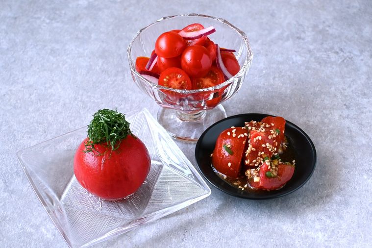 和風、韓国風、洋風のトマトの漬けが並んでいる