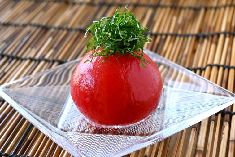 ガラスの角皿に盛り付けられたトマトの白出汁漬け