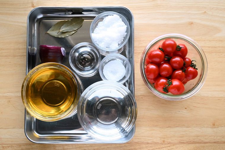ミニトマトや米酢、ローリエなどのピクルスの材料が並んでいる