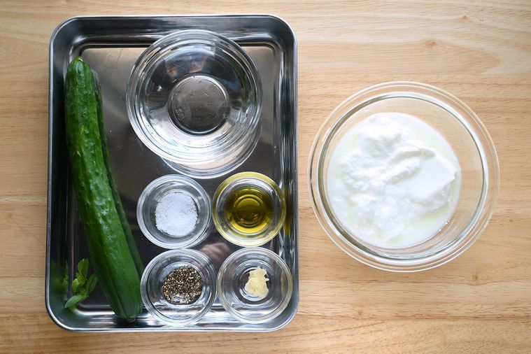 きゅうりとヨーグルト、にんにくなどの冷製スープの材料が並んでいる