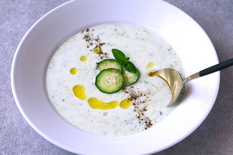 きゅうりとヨーグルトの冷製スープをスプーンですくう様子