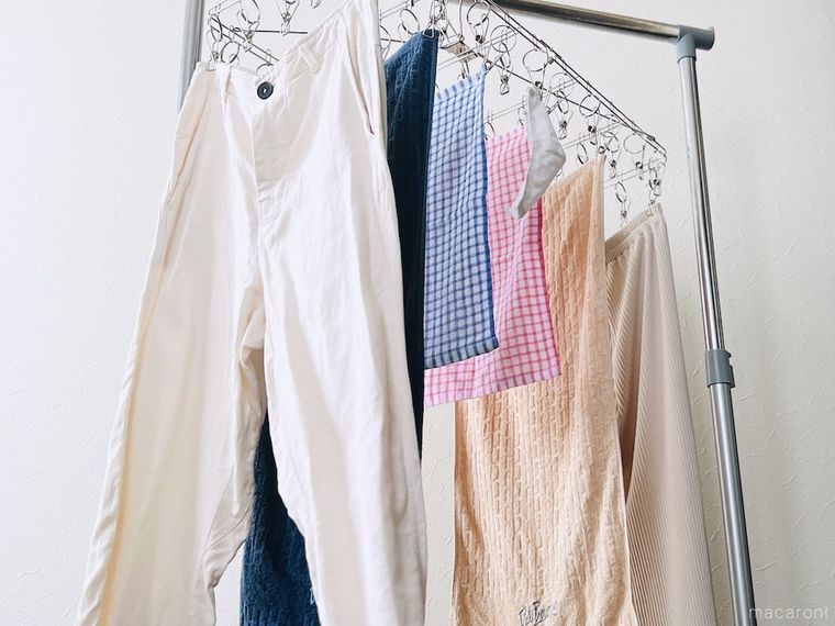 ピンチハンガーにズボン、タオル、マスクが干されている様子