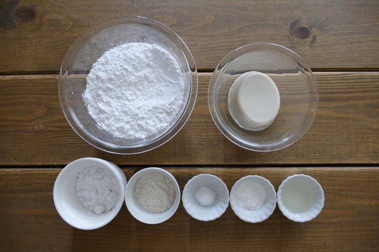 米粉豆腐ベーグルの材料が並ぶ木製テーブル