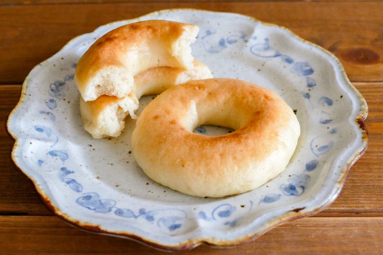 米粉豆腐ベーグルがふたつのっている皿