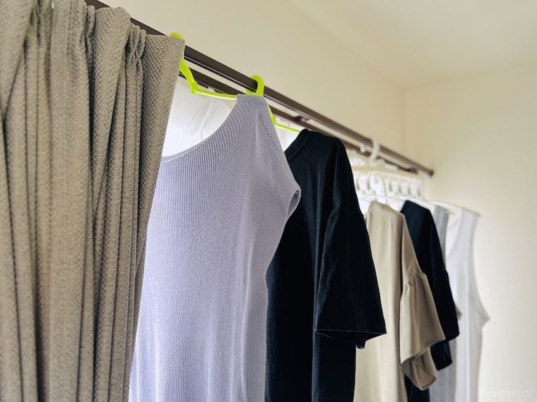 洗濯物をカーテンレールにかけた様子