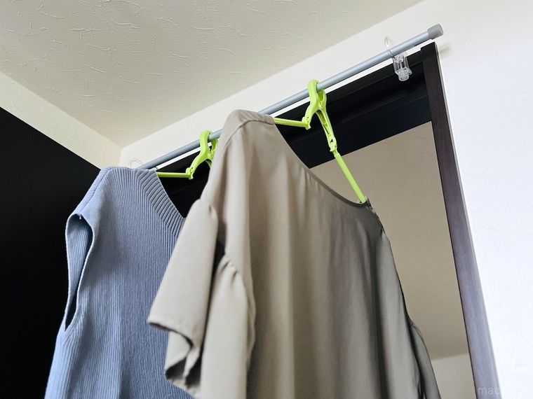 洗濯物を鴨居にかけた様子