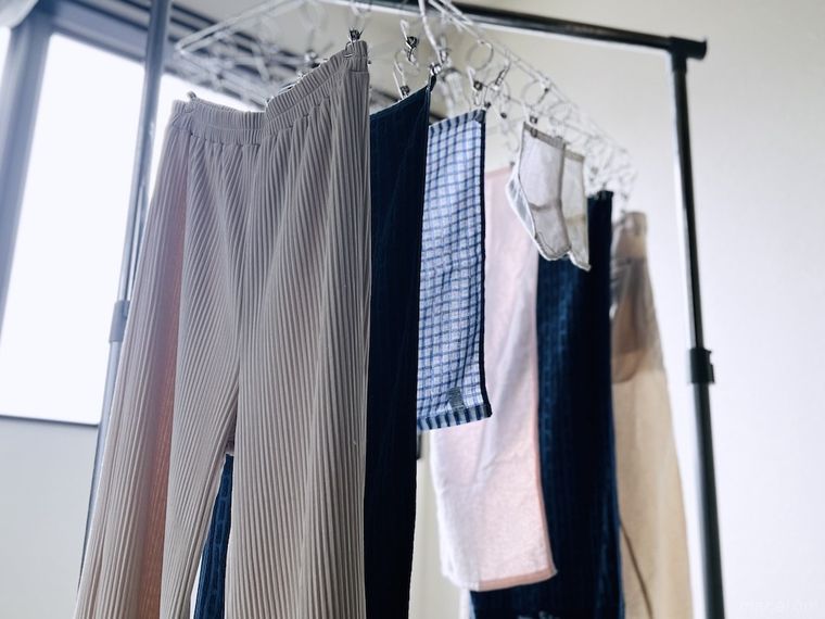 壁から少し離れた場所に洗濯物を干した様子