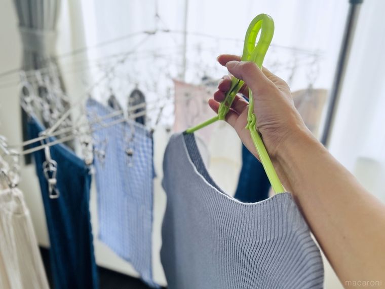 洗濯物を部屋干ししている様子