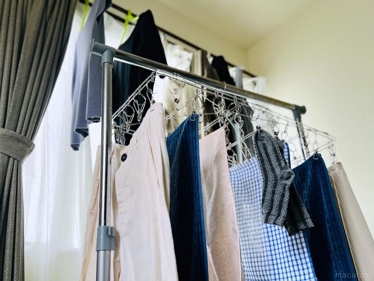 洗濯物を部屋干ししている様子