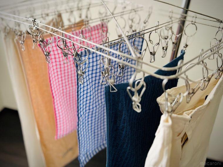 洗濯物を部屋干ししている様子