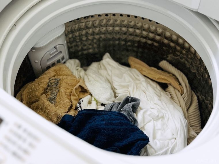 洗濯槽の中に洗濯物が入っている様子