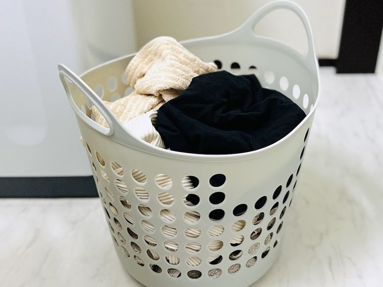 洗濯物が入ったランドリーバスケット