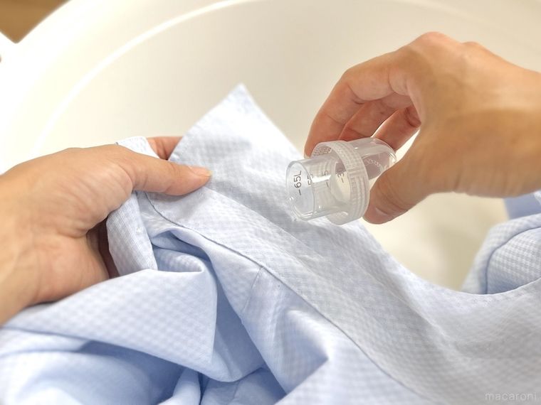 ワイシャツの襟に液体洗剤を直接塗っている様子