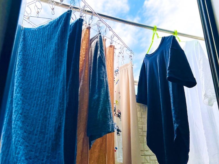 洗濯物を外干ししている様子