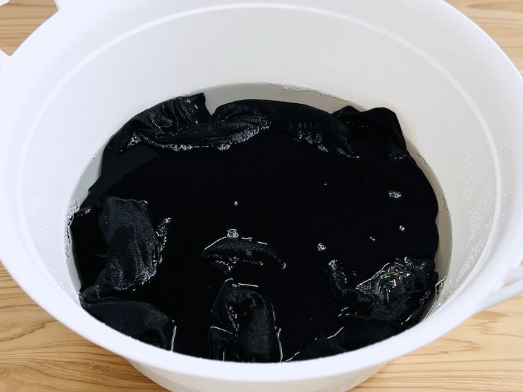 洗濯物をつけ置きしている様子