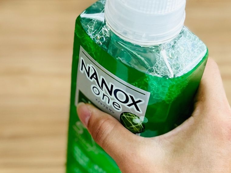 NANOX oneを手で持っている様子