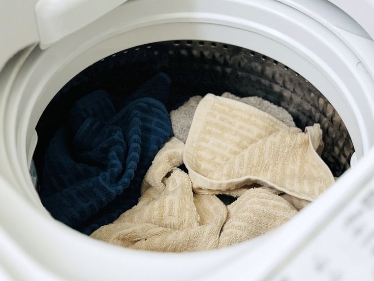 洗濯機に洗濯物が7割ほど入った様子