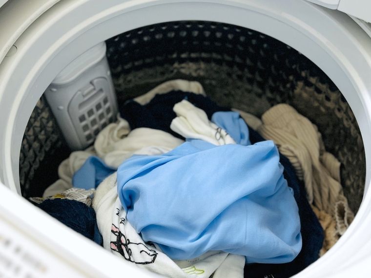 洗濯槽の中で洗濯物が絡まっている様子