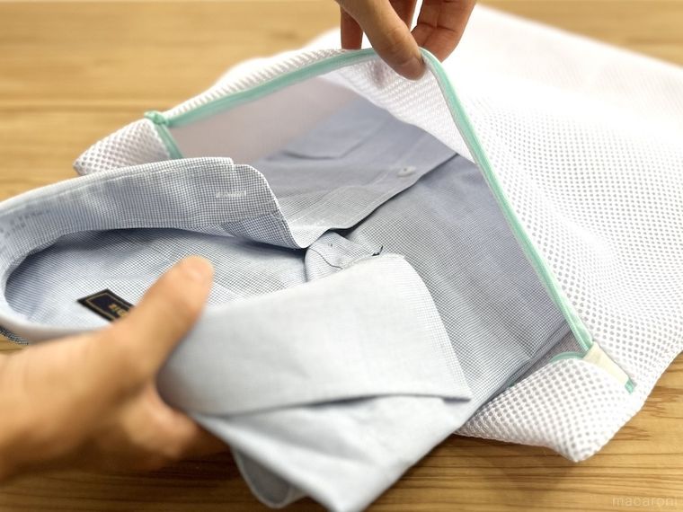 ワイシャツを洗濯ネットに入れている様子