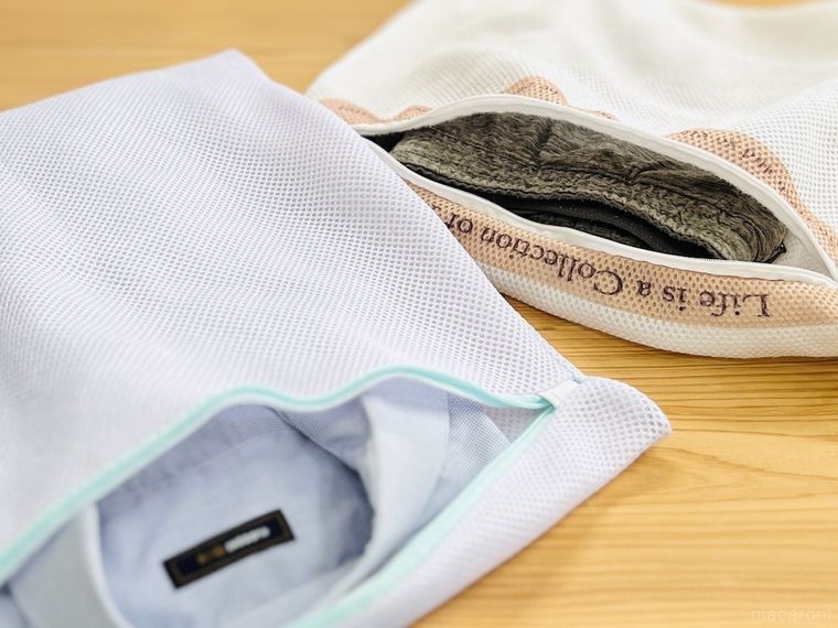 ワイシャツとズボンを洗濯ネットに入れた様子