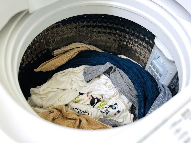 洗濯機の中に洗った洗濯物が入っている様子