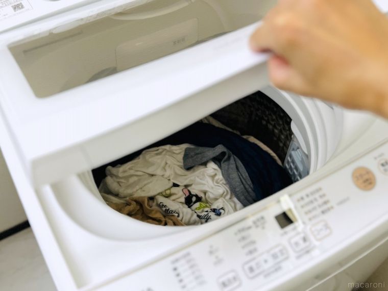 洗濯機のフタを開けている様子