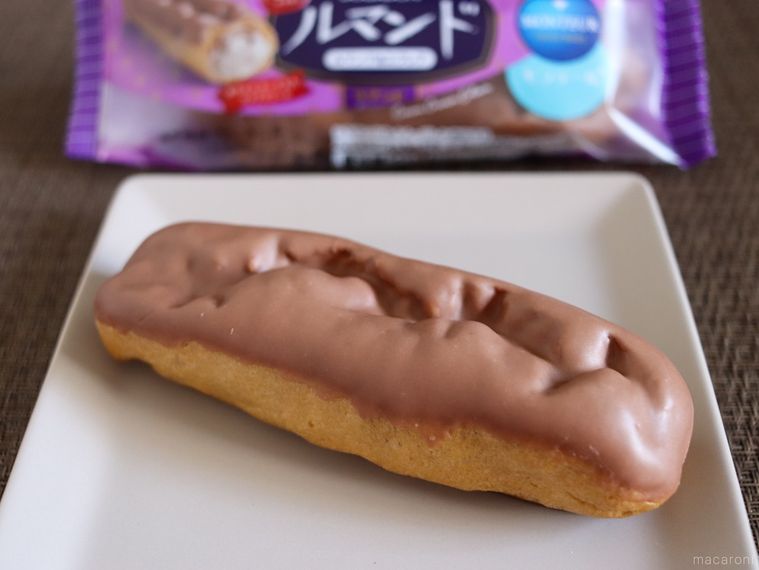 ランチョンマットの上に、モンテールのルマンド風エクレアがのった白い四角いお皿と袋が置かれている