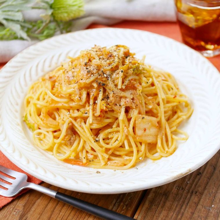 丸皿に盛り付けたキムチカルボナーラ
