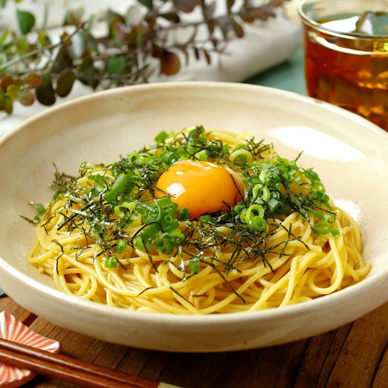 丸皿に盛り付けた油そば風パスタ