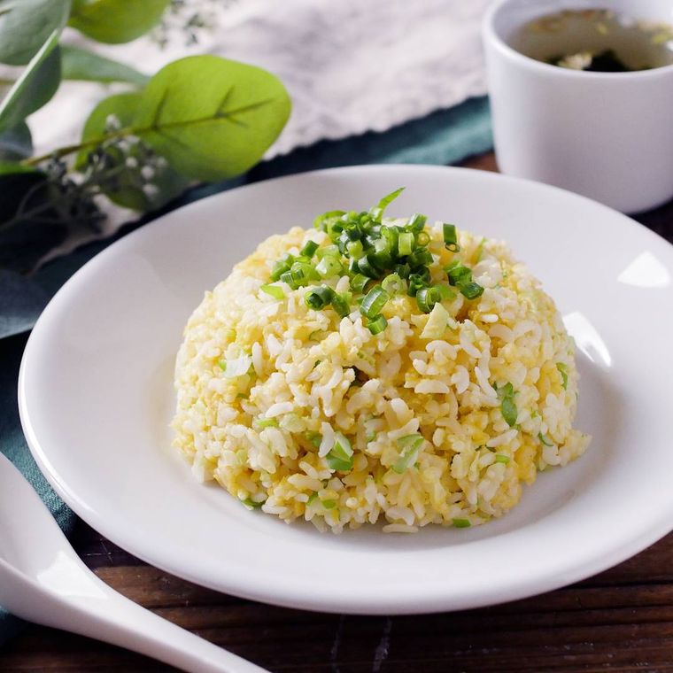 丸皿に盛り付けたお手軽チャーハン