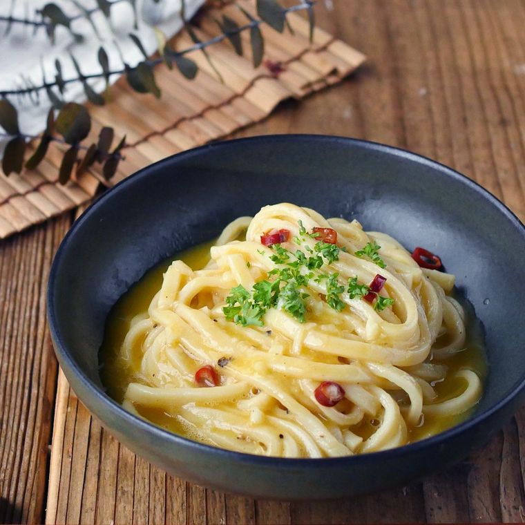 黒い器に盛り付けたぺぺたまうどん