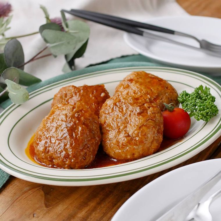 楕円型の皿に盛り付けた煮込みハンバーグ