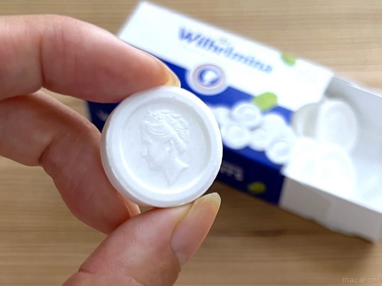 カルディのフォルトゥン ウィルヘルミナ ミントをひと粒持っている様子