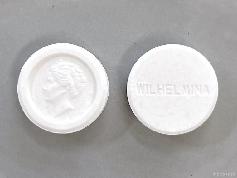 王女の横顔と名前がデザインされたミントタブレット