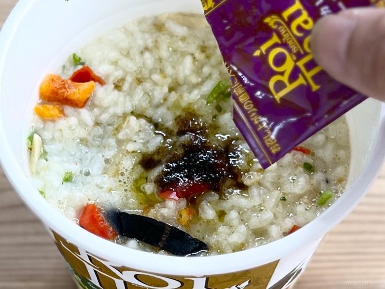 カルディの「ロイタイ グリーンカレーライス」に「グリーンカレー専用ペースト」を入れている様子
