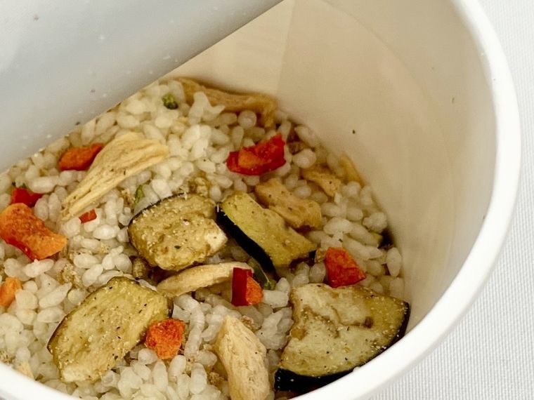 カルディの「ロイタイ グリーンカレーライス」を開封した様子